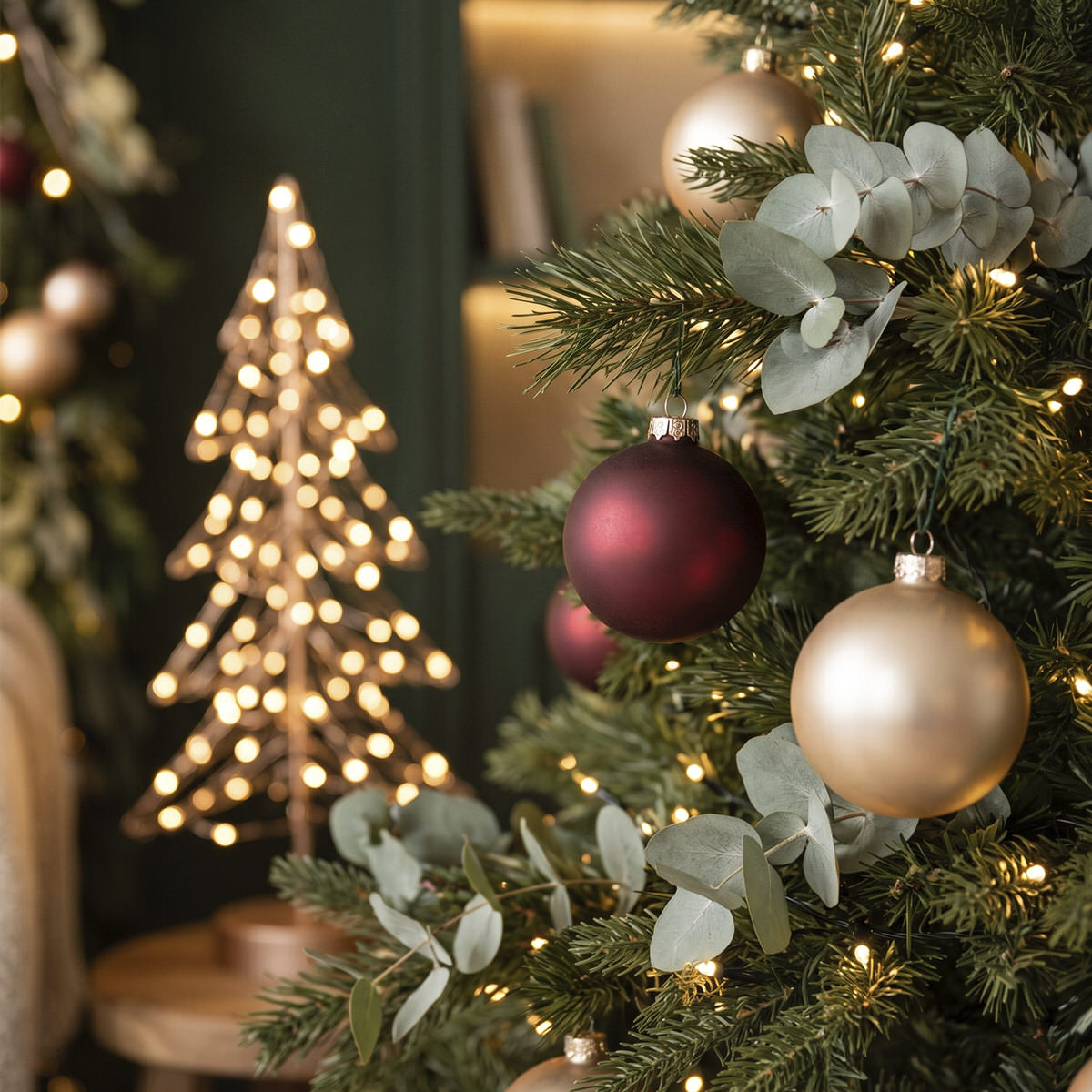 Arbolito de luz junto a esferas navideñas
